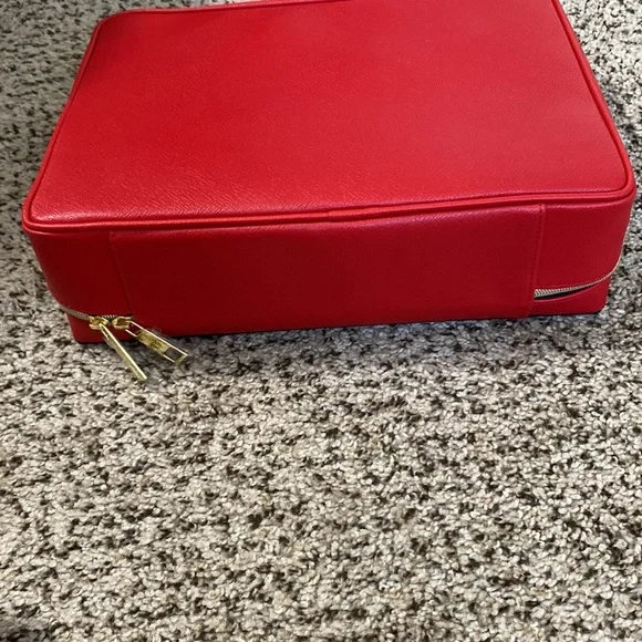 NWOT Red zip up travel bag by Estée Lauder with gold hardware - Picture 5 of 9